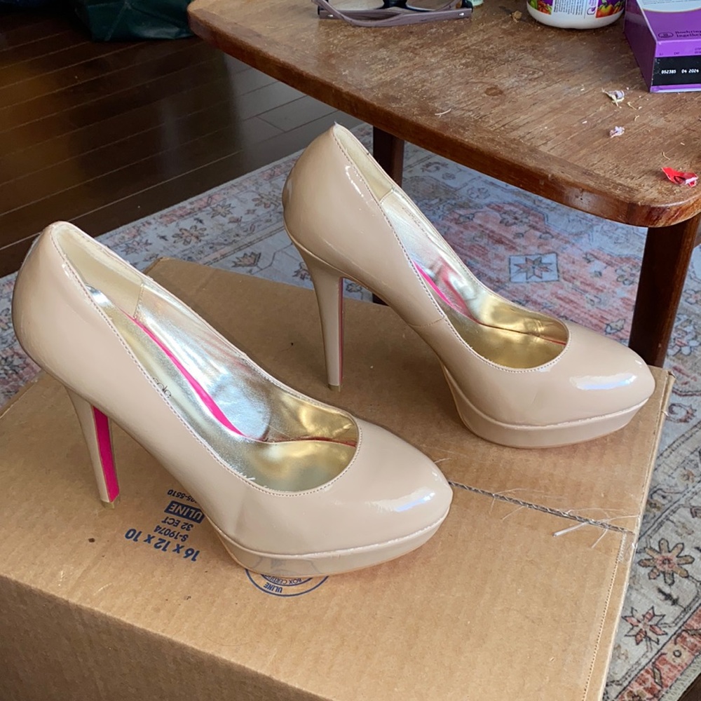 Signature Sole By Shoe Dazzle, Beige Chanelle Stillettos With Pink Soles